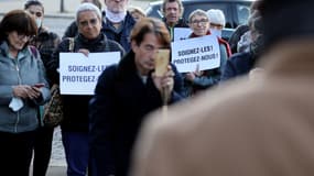 Une soixantaine de personnes ont manifesté mercredi au centre de Paris pour demander aux autorités d'agir face aux conséquences de l'implantation d'usagers de crack dans le nord-est de la capitale.