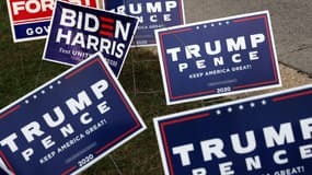 Des pancartes de campagne pour Joe Biden et Donald Trump avant la présidentielle américaine du 3 novembre 2020