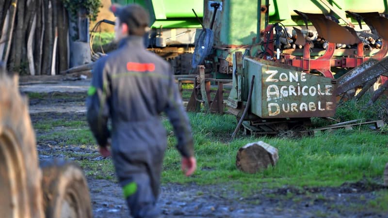 Un fermier dans l'une des fermes de la ZAD à Notre-Dame-des-Landes, le 17 janvier 2018. 