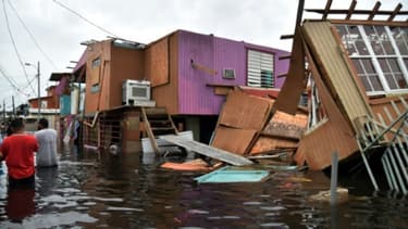 Maisons détruites et rue inondée à Juana Matos, sur l'île de Porto Rico, le 21 septembre 2017 après le passage de l'ouragan Maria