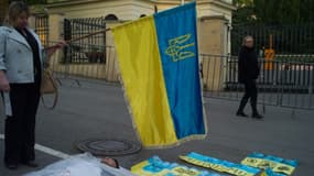 Une femme rend hommage aux hommes morts dans les affrontements de Kiev