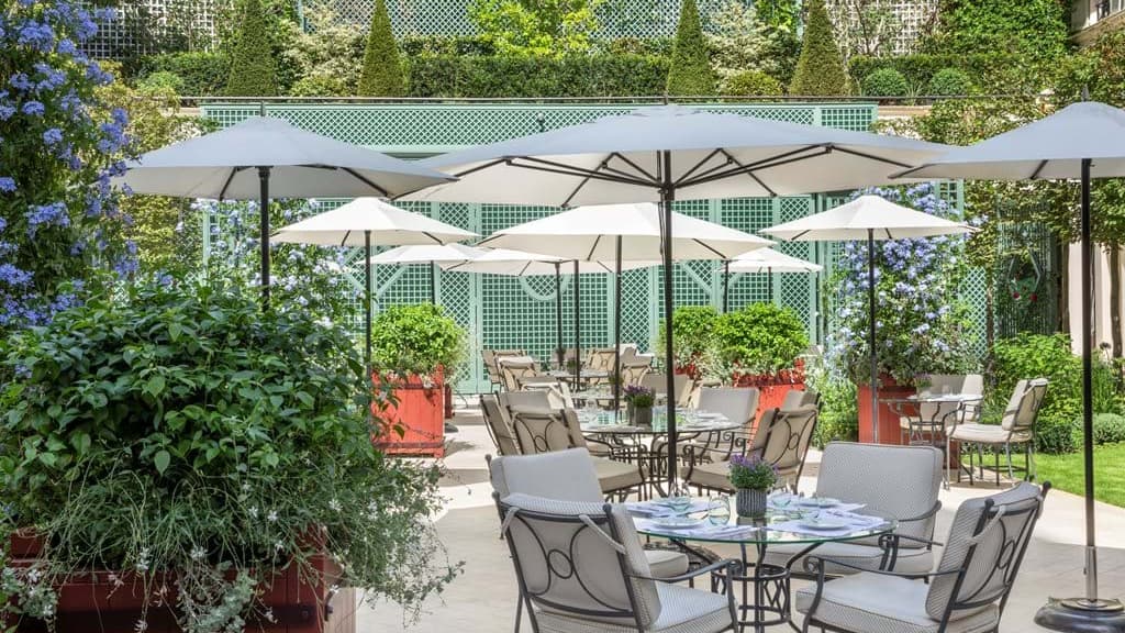 La terrasse du Bristol à Paris.