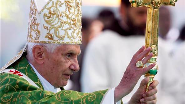 Lors d'une messe en plein air à laquelle participaient 350.000 fidèles dimanche à Beyrouth, le pape Benoît XVI a appelé les chrétiens du Proche-Orient à oeuvrer pour la paix. /Photo prise le 16 septembre 2012/REUTERS/Stefano Rellandini