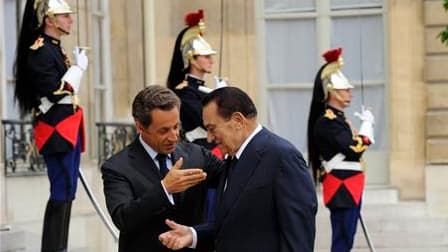 Le président Nicolas Sarkozy et son homologue égyptien Hosni Moubarak, ici dans la cour de l'Elysée, à Paris, proposent la tenue en novembre d'un sommet de l'Union pour la Méditerranée (UPM) afin de faire avancer les perspectives de paix au Proche-Orient.