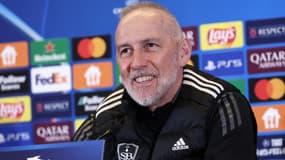 Éric Roy en conférence de presse de Ligue des champions avec le Stade Brestois, à Salzbourg le 30 septembre 2024