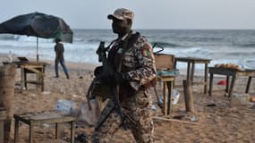 Un soldat ivoirien patrouille sur la plage de Grand-Bassam, en Côte d'Ivoire, après l'attentat de dimanche qui a fait 16 morts.