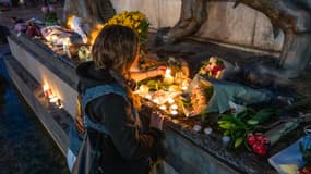Des fleurs, des bougies et des messages d'amour et d'amitié ont été déposés au pied de la statue du Lion de la République par des personnes venues spontanément rendre hommage à l'occasion du 10e anniversaire des attentats terroristes de novembre 2015, place de la République, le 8 novembre 2025, à Paris. 
