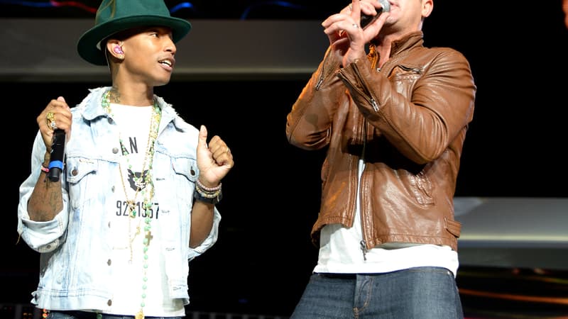 Robin Thicke et Pharell Williams, le 6 juin 2014, se produisant à la réunion des actionnaires de Walmart, en Arkansas.