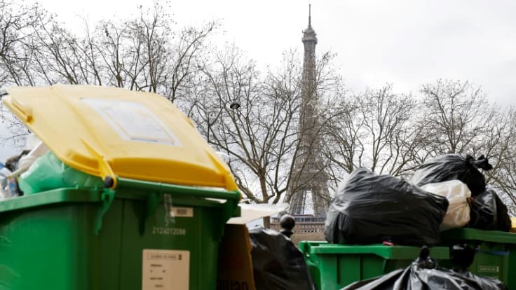 Des poubelles débordantes d'ordures dans une rue de Paris pendant la grève des éboueurs, le 21 mars 2023