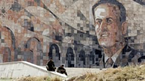 Photo d'une mosaïque représentant l'ancien président syrien Hafez al-Assad, prise le 25 mars 2018, en périphérie de Damas