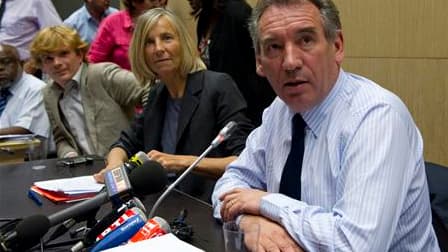 Le président du Modem, François Bayrou, a estimé lors d'une conférence de presse que l'affaire Bettencourt fragilisait tout le gouvernement, au-delà du ministre du Travail, Eric Woerth. /Photo prise le 26 juin 2010/REUTERS/Gonzalo Fuentes