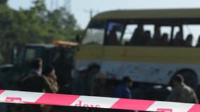 Le 20 juin 2016, en Afghanistan, des policiers positionnés devant la scène d'un attentat-suicide contre un bus