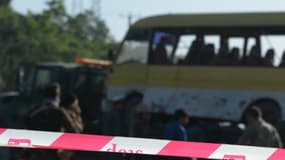 Le 20 juin 2016, en Afghanistan, des policiers positionnés devant la scène d'un attentat-suicide contre un bus