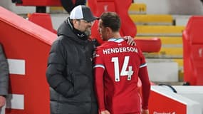 Jurgen Klopp tente de réconforter Jordan Henderson après sa blessure lors de Liverpool-Everton