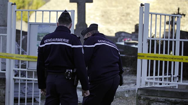 Des gendarmes inspectent le cimetière de Tracy-sur-Mer, où des tombes ont été vandalisées mardi.