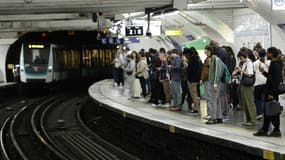 Des usagers attendent sur le quai de la ligne 9 à la station de métro Nation, lors d'une journée de grève, le 18 septembre 2025 à Paris