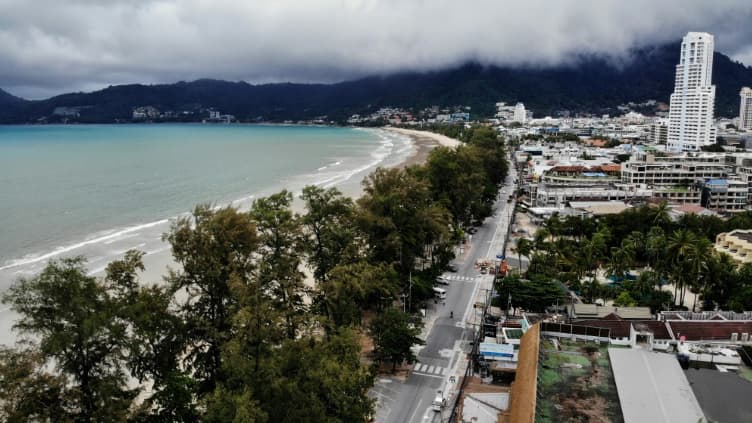 Vue aérienne de la plage de Patong, à Phuket, en Thaïlande le 1er octobre 2020