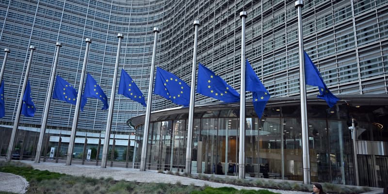 Les drapeaux depuis le bâtiment de la Commission européenne.