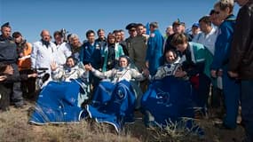 Soyouz a ramené sur Terre mercredi trois astronautes partis en décembre en mission sur la Station spatiale internationale (ISS). La capsule s'est posée près de Zhezkazgan, dans les steppes du Kazakhstan. /Photo prise le 2 juin 2010/REUTERS/NASA/Bill Ingal