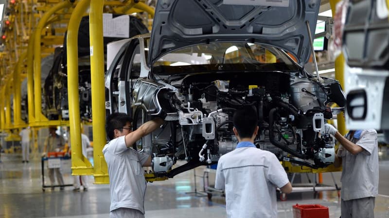 Des ouvriers de Volkswagen travaillant dans l'usine de Chengdu