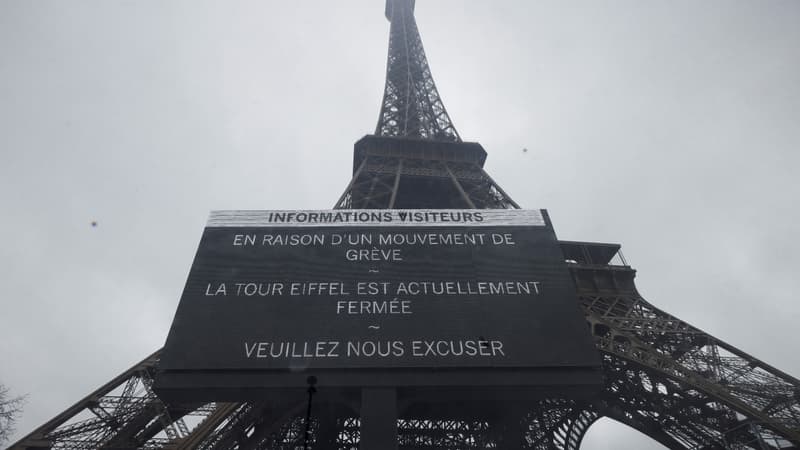 Un panneau devant la tour Eiffel indique que le monument est fermé en raison d'une grève, le 20 février 2024 à Paris.