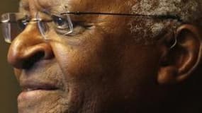 L'archevêque sud-africain Desmond Tutu, lauréat du prix Nobel de la paix qui a largement contribué à la fin de l'apartheid, s'est officiellement retiré de la vie publique ce jeudi, jour de son 79e anniversaire. /Photo d'archives/REUTERS/Heinz-Peter Bader