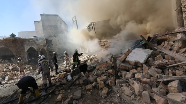 Des pompiers interviennent après le bombardement des forces du régime de Bachar -al-Assad à Alep.