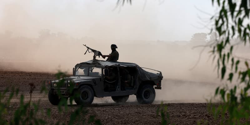 Un soldat de l'armée israélienne se déploie le long de la frontière avec la bande de Gaza, dans le sud d'Israël, le 13 octobre 2023.