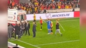 Un supporter de Göztepe attaquant le gardien d'Altay avec un poteau de corner