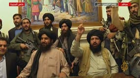 Capture d'image de la télévision Al-Jazeera le 16 août 2021 montrant des talibans dans le palais présidentiel à Kaboul