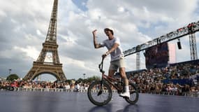 Matthias Dandois lors de la parade des champions aux JO de Paris 2024.