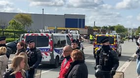 La police intervient pour déloger les salariés grévistes sur le site de Vertbaudet le mardi 16 mai 2023 à Marquette-lez-Lille.