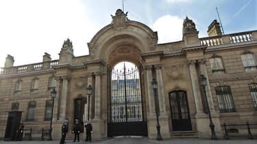 Portail de l'Élysée. Le président François Hollande a reçu jeudi après-midi le président du groupe ArcelorMittal, Lakshmi Mittal, pour évoquer l'avenir du site lorrain de Florange (Moselle), dont une partie serait menacée de fermeture. /Photo prise le 13