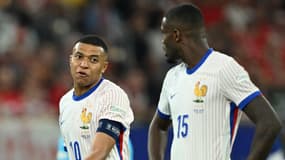 Kylian Mbappé en discussion avec Marcus Thuram lors de France-Autriche à l'Euro, le 17 juin 2024