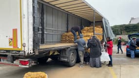 Samedi 12 mars, des producteurs ont vendu leurs pommes de terre à prix cassé, à La Courneuve.