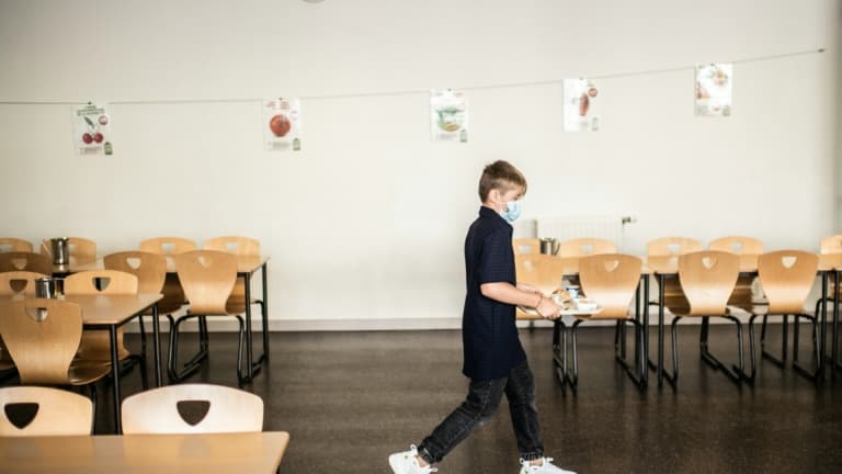 Un élève dans une cantine d'école à Vincennes, en septembre 2020
