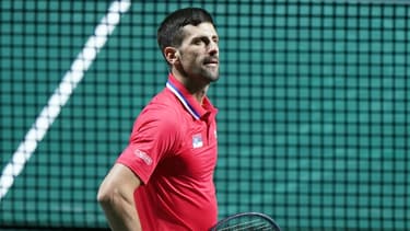Novak Djokovic dépité pendant un match de Coupe Davis, novembre 2023