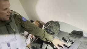 Un porte-parole de l'armée israélienne montre des armes, affirmant que des soldats les ont troués à l'intérieur de l'hôpital al-Shifa, à Gaza