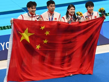 Les Chinois Xu Jiayu, Yan Zibei, Zhang Yufei et Yang Junxuan après leur médaille d'argent au relais mixte aux JO de Tokyo