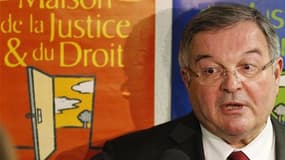Le projet de loi sur la présence de jurés populaires dans les tribunaux correctionnels sera présenté en avril afin d'être débattu au Parlement avant l'été, a annoncé mercredi le ministre de la Justice, Michel Mercier. /Photo prise le 23 février 2011/REUTE