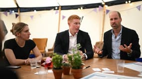 Le prince William avec les athlètes paralympiques britanniques Louise Fiddes et Tom Dean, lors d'une visite à la piscine communautaire de Birtley à Tyne and Wear, dans le nord-est de l'Angleterre, le 3 octobre 2024
