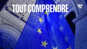 Le drapeau européen flotte sous l'arc de Triomphe, éclairé aux couleurs de l'Europe, samedi 1er janvier 2022