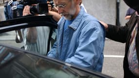 Michel Fourniret à la sortie du tribunal de Dinant, le 1er juillet 2004 en Belgique