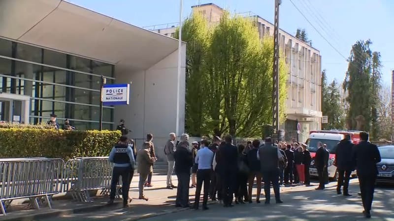 Dispositif policier autour du commissariat de Rambouillet, où une policière a été tuée ce vendredi à l'arme blanche.