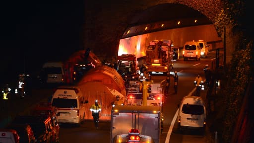 Les secours tentent toujours d'extraire de possibles survivants à la catastrophe.