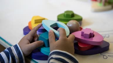 Des enfants jouent avec des outils pédagogiques dans une crèche de l'hôpital Saint-Louis à Paris, le 12 octobre 2018. Photo d'illustration