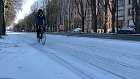 Un cycliste sur la neige (photo d'illustration).