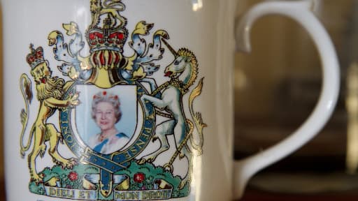 Un mug l'effigie de la reine d'Angleterre, Elizabeth II.
