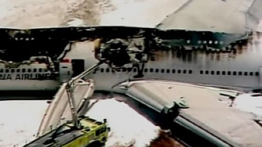 Les restes calcinés du Boeing 777 en provenance de Séoul, qui a raté son aterrissage à San Francisco, faisant 2 morts et 182 blessés.