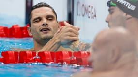 Le Français Florent Manaudou, vainqueur de sa demi-finale du 50 m nage libre, félicite le Brésilien Bruno Fratus (2e), le 31 juillet 2021 aux Jeux Olympiques de Tokyo 2020